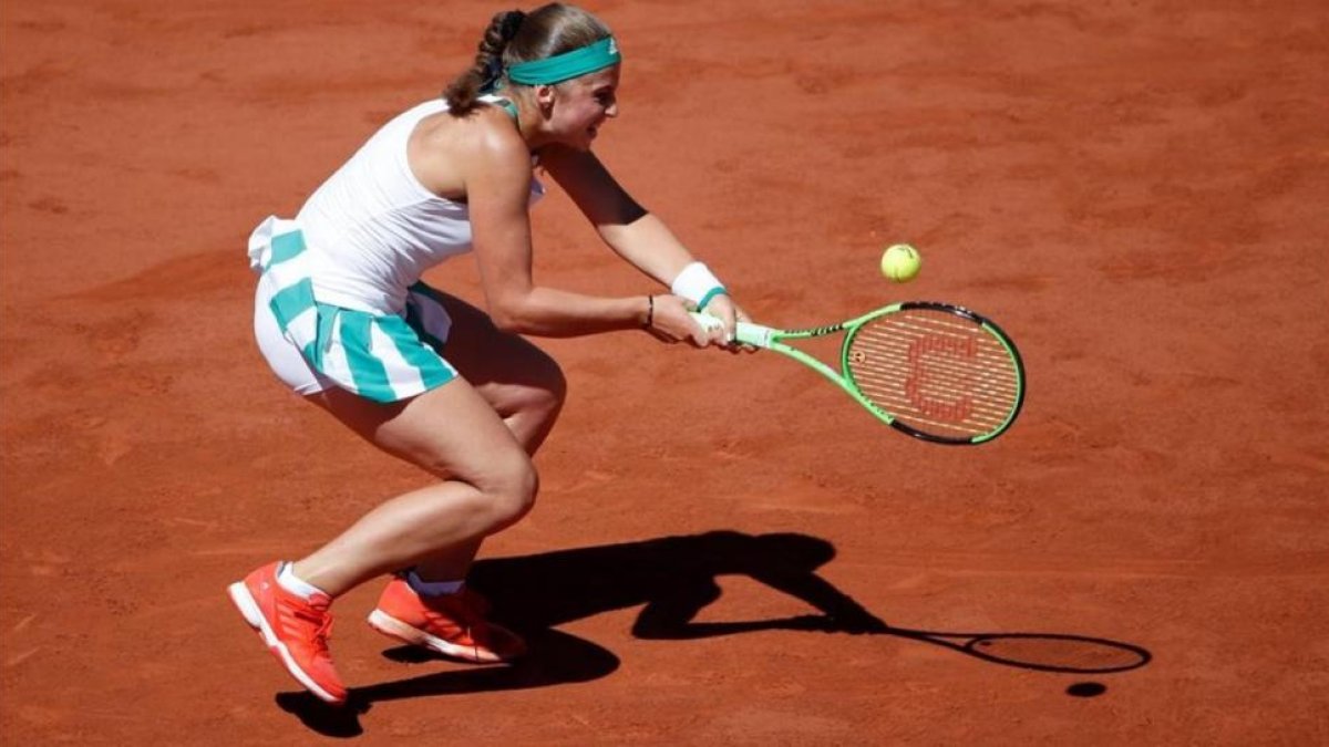 Ostapenko devuelve un revés, en la final de Roland Garros.