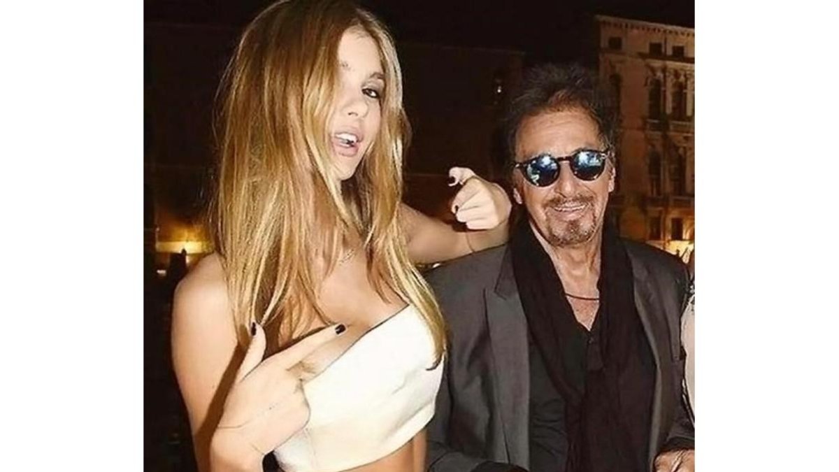 Al Pacino posa con su hijastra, la modelo Camila Morrone.