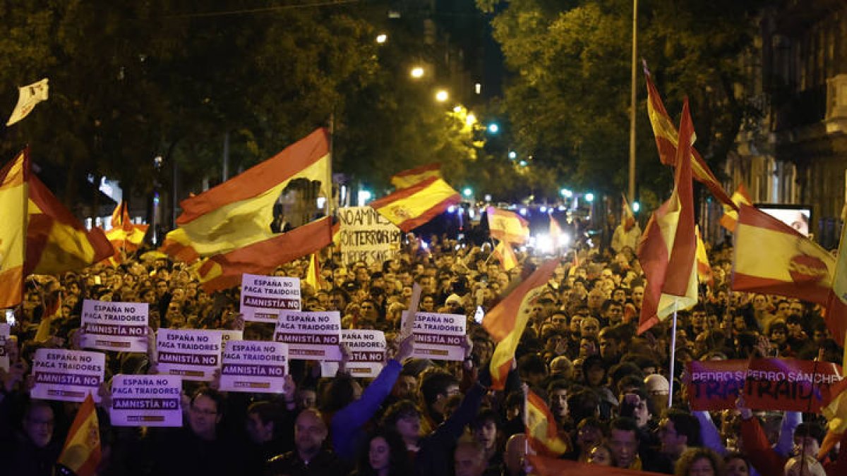Varios miles de personas se concentraron este jueves ante la sede del PSOE, en la madrileña calle de Ferraz, custodiada
por la Policía, en la séptima jornada de
protestas contra los pactos con los 
 independentistas y la ley de amnistía. SERGIO PÉREZ