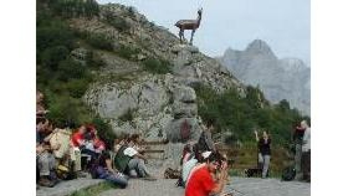 Guías y visitantes en el mirador del Tombo de Picos de Europa