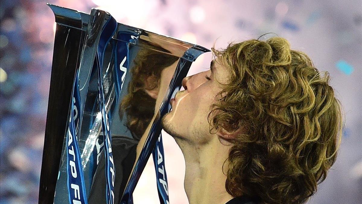 Zverev besa el trofeo de la Copa de Maestros que conquistó en la final ante Djokovic