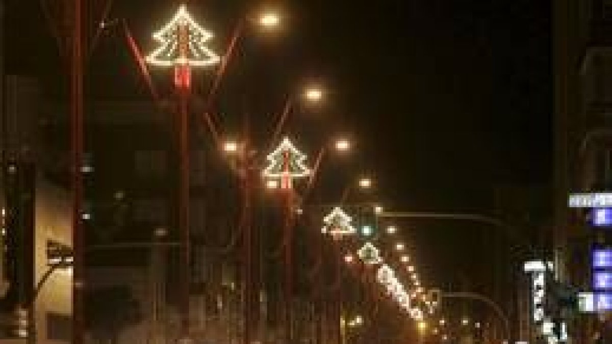 Más de un centenar de arcos y miles de bombillas iluminan el municipio