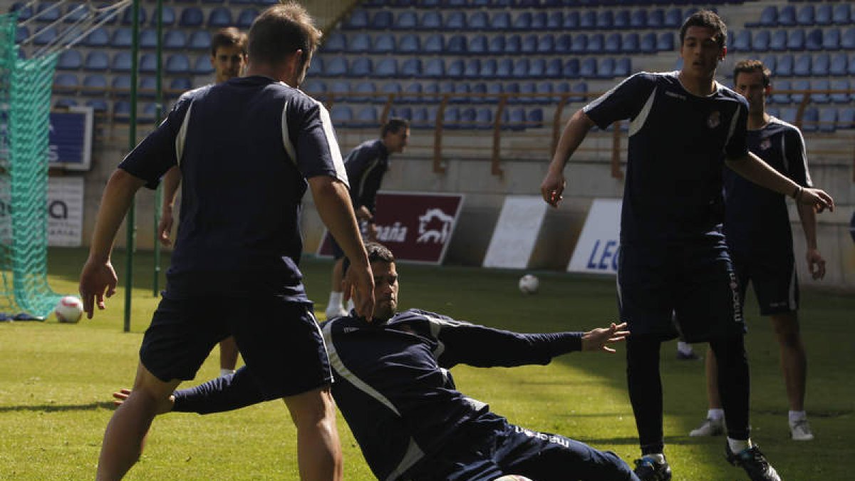 La plantilla de la Cultural entrenó ayer en el Reino para preparar el decisivo encuentro de la fase de ascenso ante el Racing B.