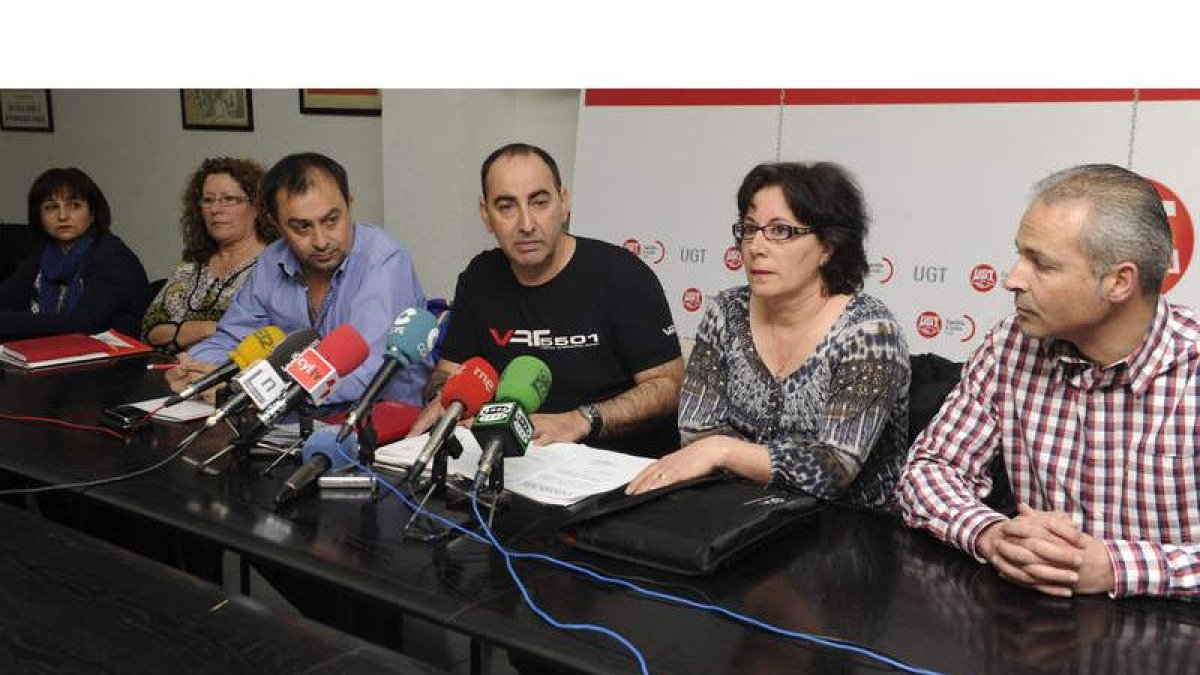 Antonio Nicolás, en el centro, anunció de manera oficial la convocatoria de huelga de recogida de basura y limpieza viaria.
