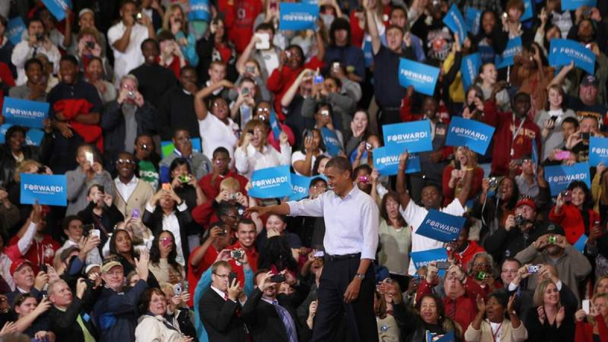 Obama saluda al público en un acto de campaña en Ohio.