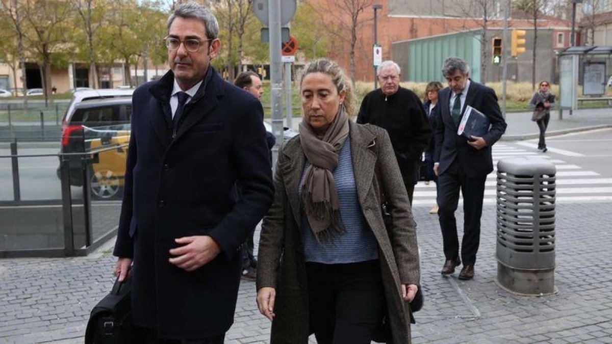 Gemma Montull y su abogado, seguidos de Jordi Montull y su letrado, a su llegada a la Ciutat de la Justícia.