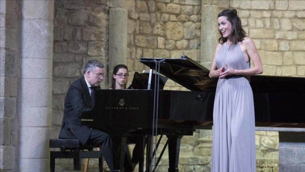 La soprano Kate Royal, acompañada al piano por Malcom Martineau, durante su actuación en la Schubertiada de Vilabertran, el 25 de agosto.
