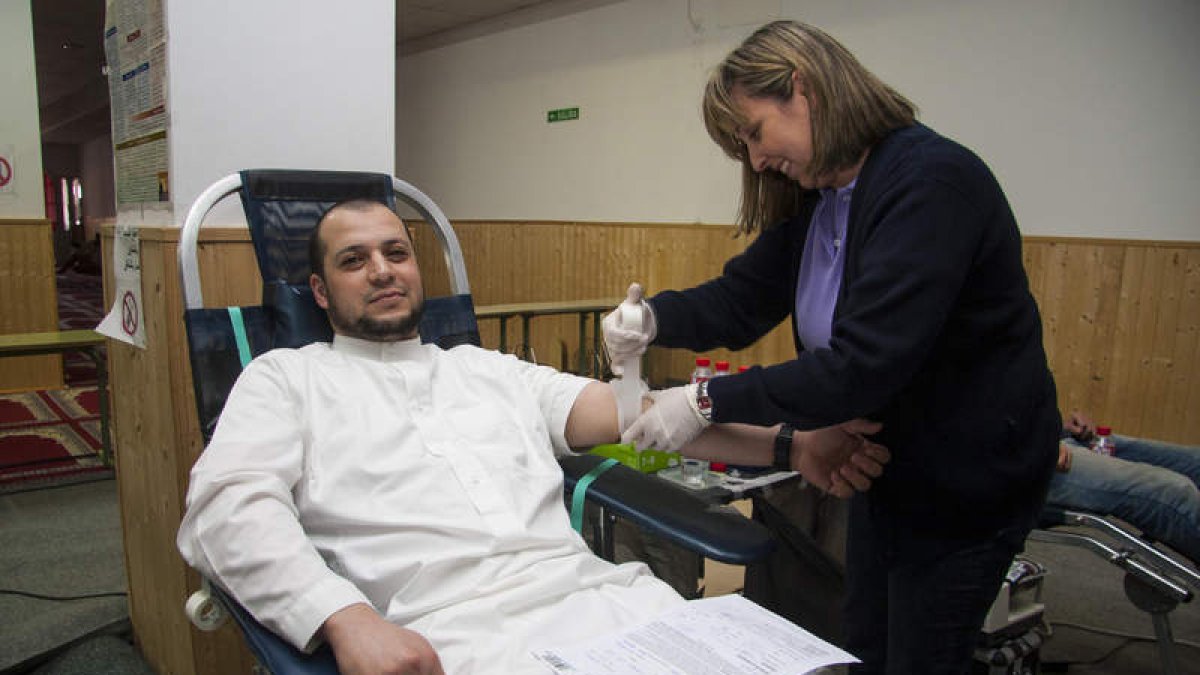 Una enfermera de la Hermandad atiende a uno de los donantes musulmanes en la mezquita grande de León. F. OTERO PERANDONES