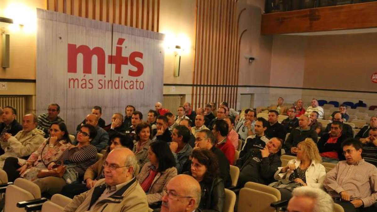 Asamblea de trabajadores de Antibióticos ayer en la sede de UGT