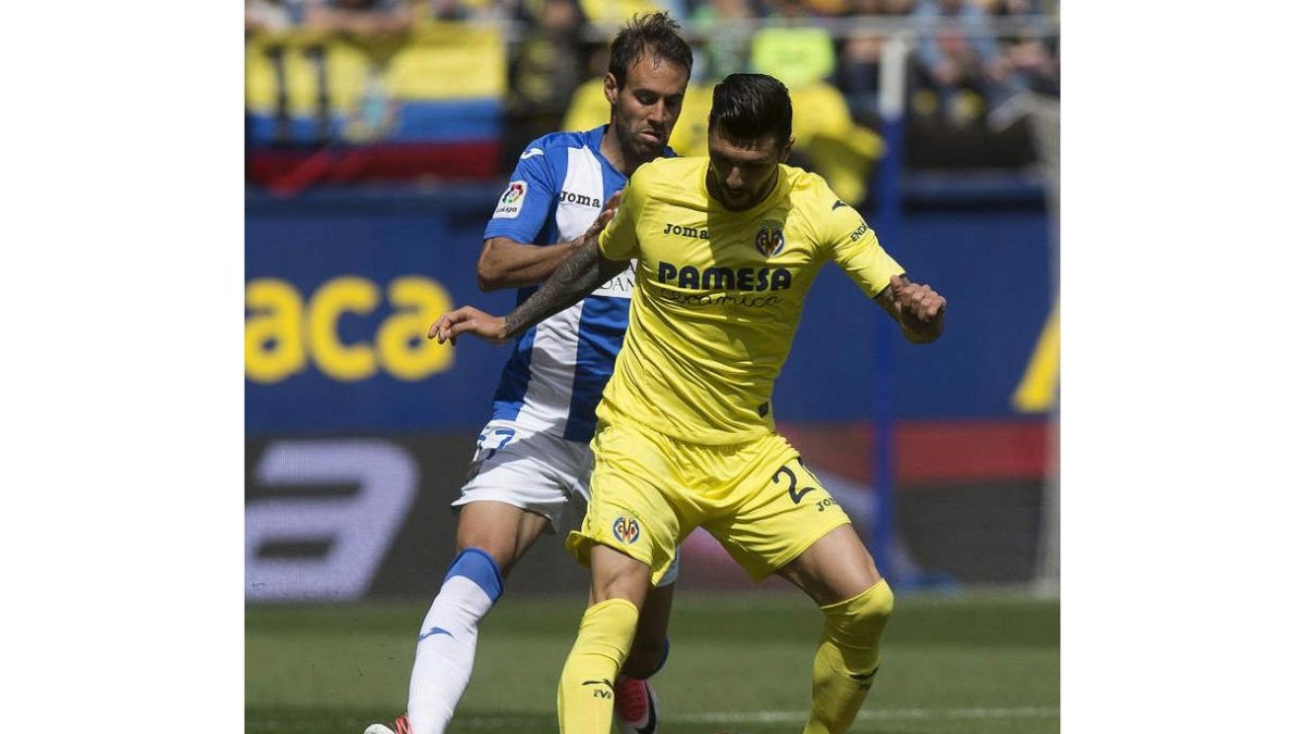 El centrocampista del Villarreal Roberto Soriano disputa un balón con el jugador del Leganés Víctor Díaz. DOMENECH
