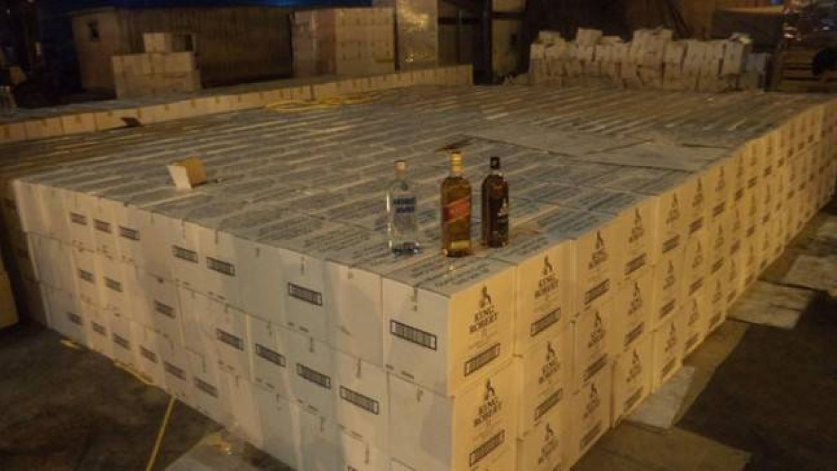 Cargamento de bebidas alcohólicas interceptada por el servicio de aduanas saudí.