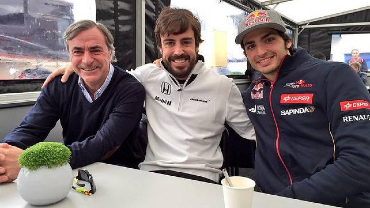 Fernando Alonso, sentado entre Carlos Sainz padre y Carlos Sainz hijo, en el circuito de Jerez.