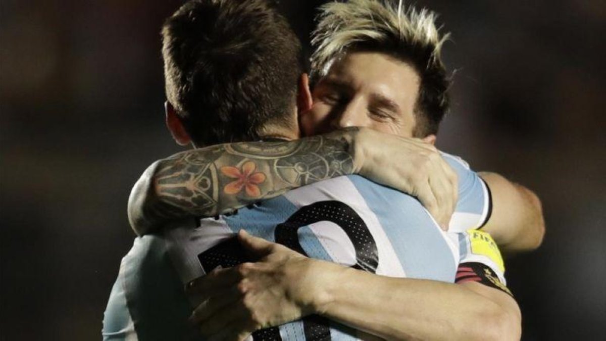 Messi se abraza a Pratto tras un gol de Argentina ante Colombia.