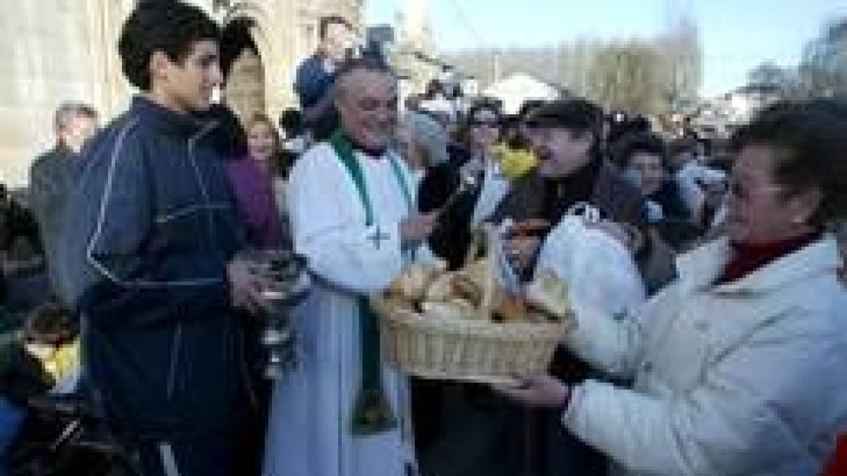 El párroco de Cacabelos bendijo los panes de los miles de personas que se acercaron al santuario