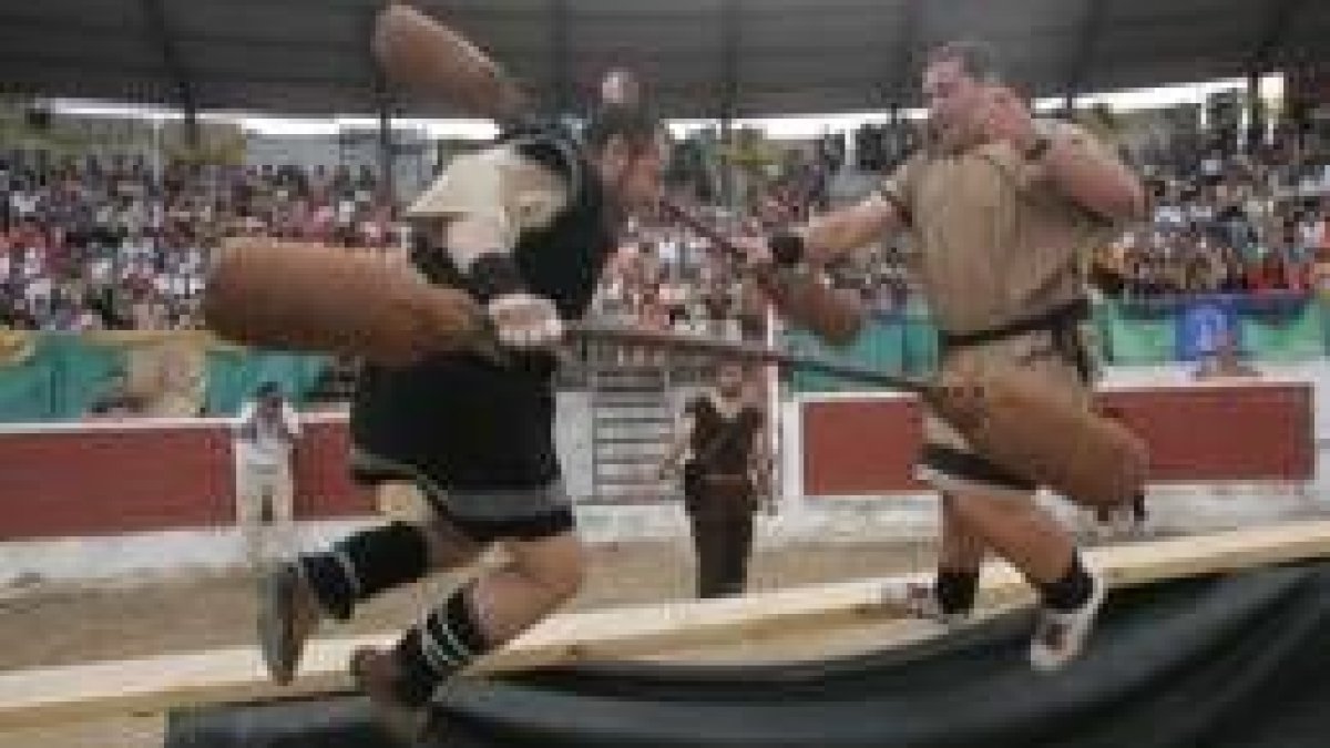 Dos competidores durante una de las pruebas del circo romano enmarcado en las fiestas de julio