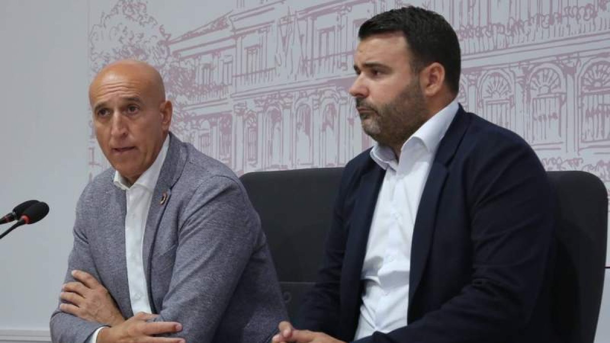 El alcalde José Antonio Diez y el nuevo concejal de Limpieza, Jon Ander Fernández. M.P.