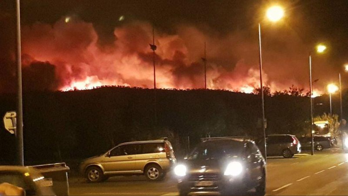 Una columna de llamas, al fondo, esta noche, en el gran incendio de Bormes-les-Mimosas.