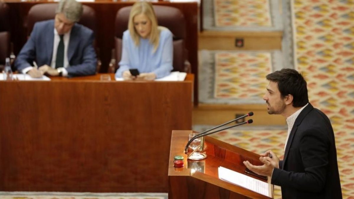 Ramón Espinar (Podemos) defiende la moción de censura en la Asamblea de Madrid contra la presidenta, Cristina Cifuentes (PP).