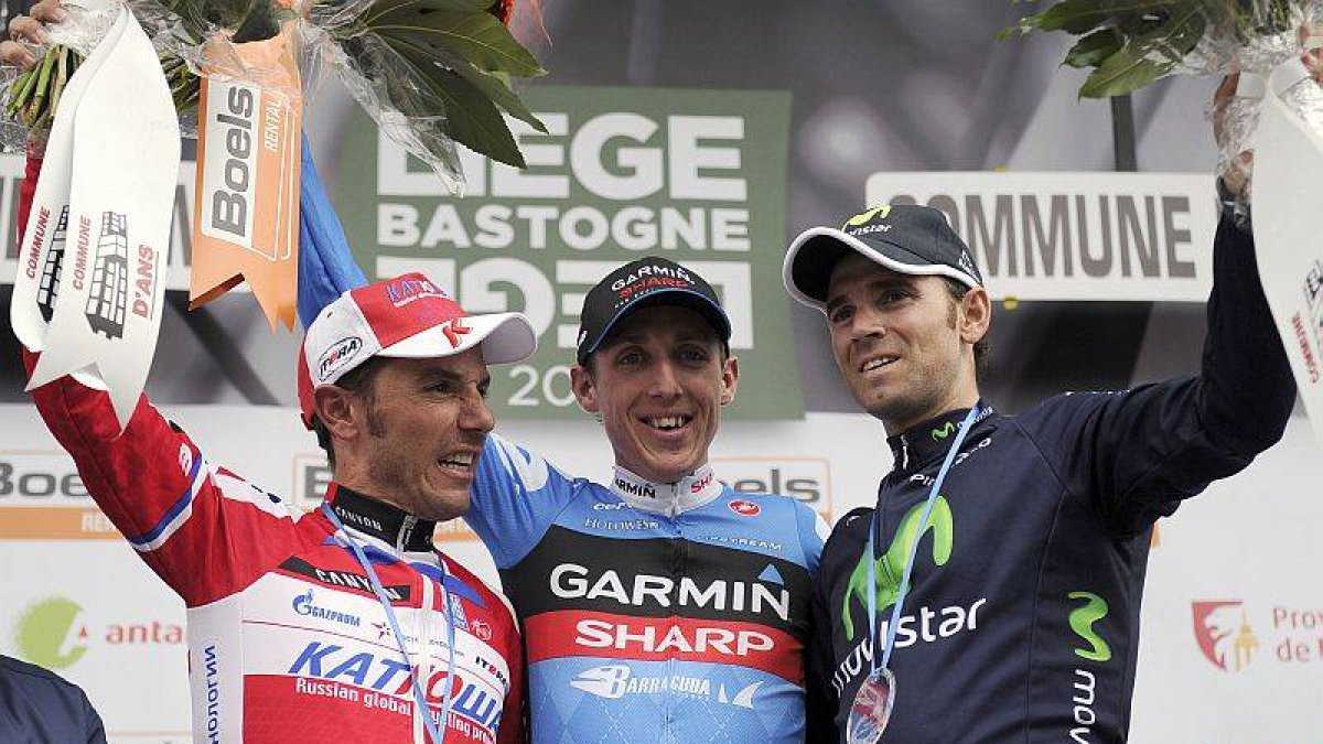 Martin celebra la victoria en el podio junto a 'Purito' y Valverde.