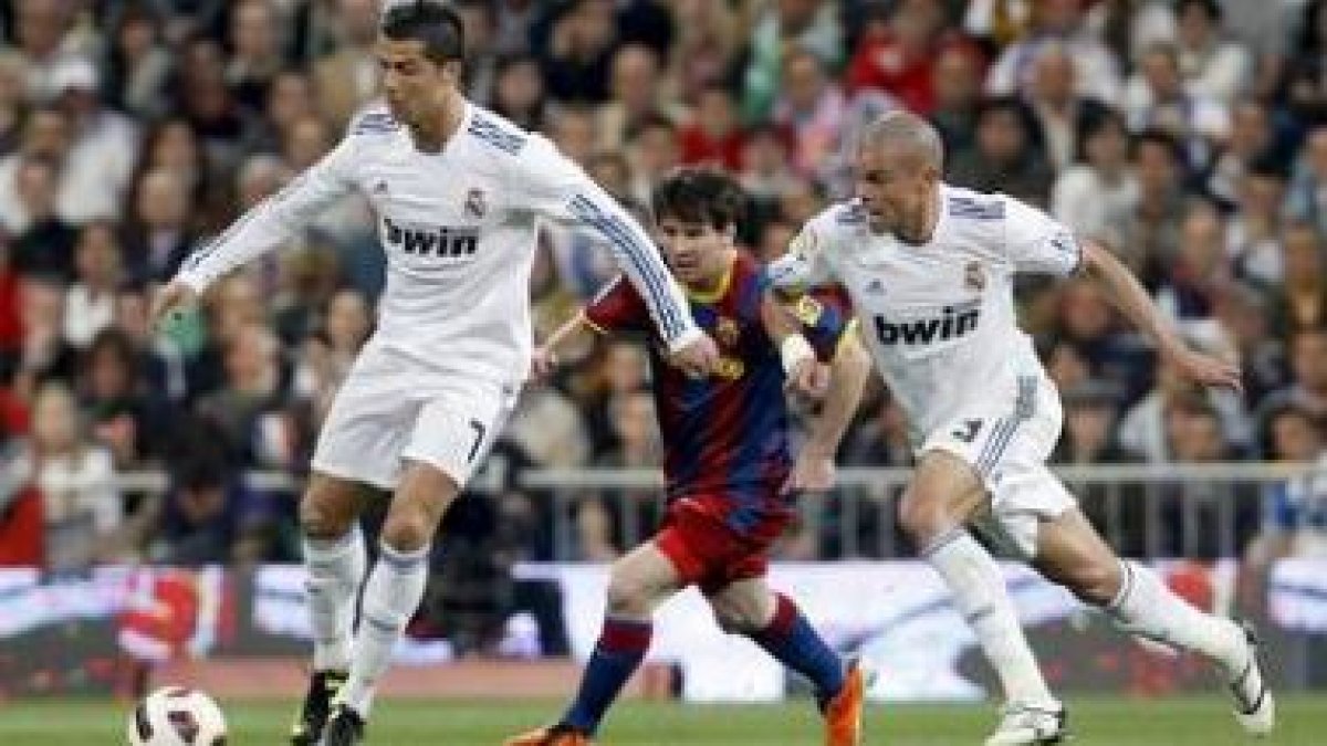 Cristiano Ronaldo, ayudado por su compañero Pepe, controla en balón en un lance del partido del Bern