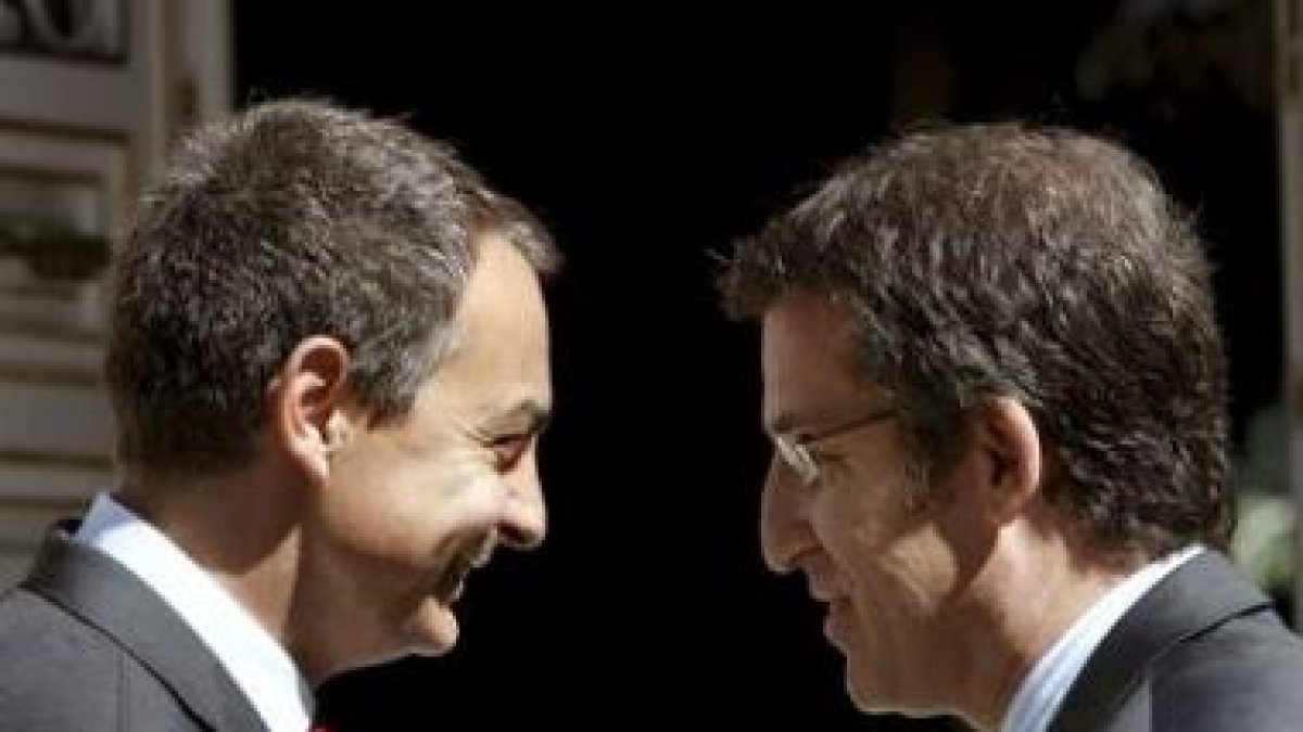 Zapatero y Núñez Feijóo se saludan en las puertas de La Moncloa antes de la reunión.