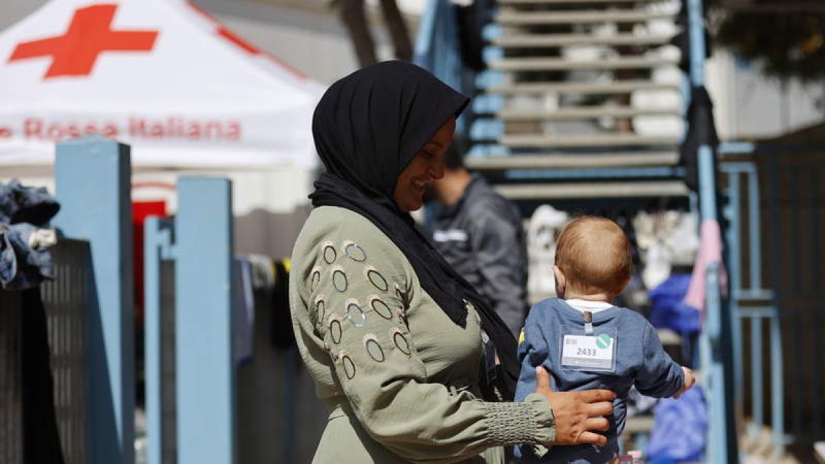 Una migrante con su bebé al llegar a la isla de Lampedusa. VINCENZO LIVIERI
