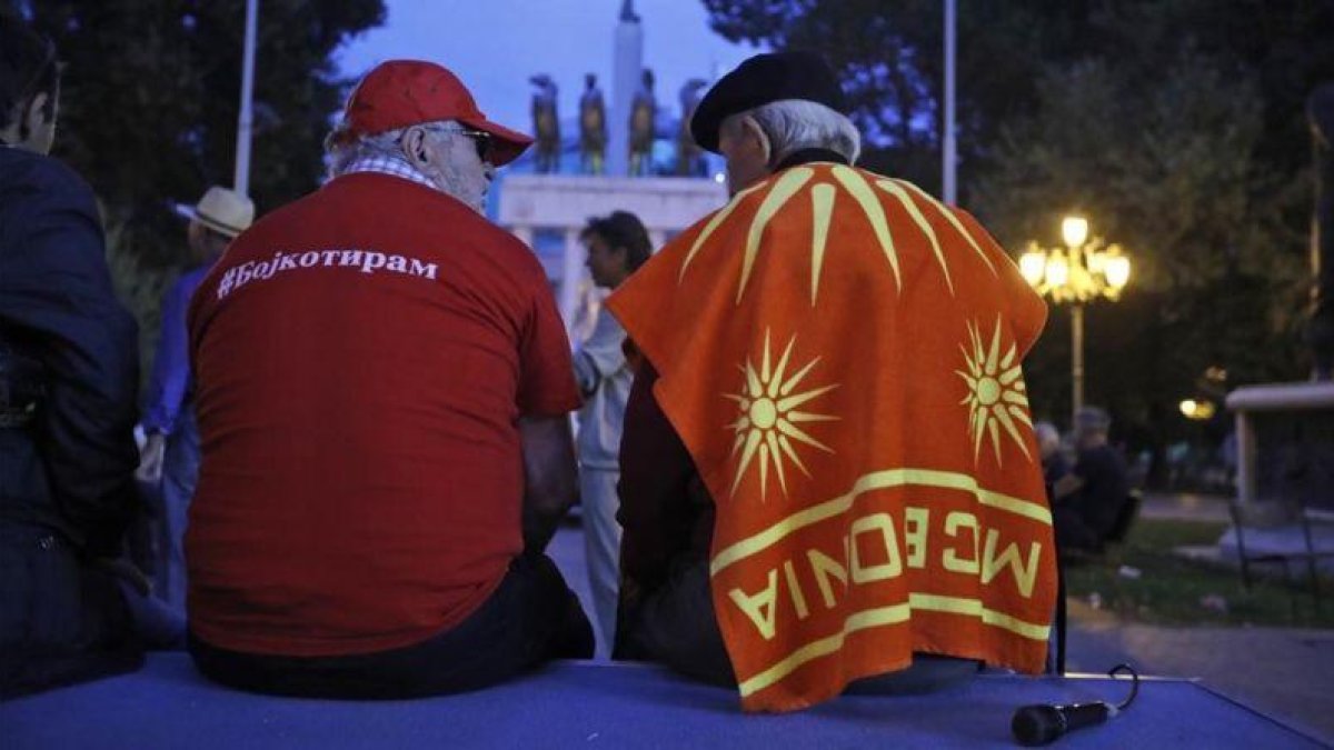Participantes en una protesta para reclamar el boicot al referéndum para el cambio de denominación de Macedonia.