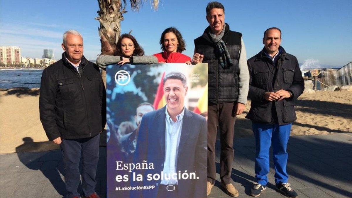 Xavier García Albiol, este domingo, junto a representantes de su partido.