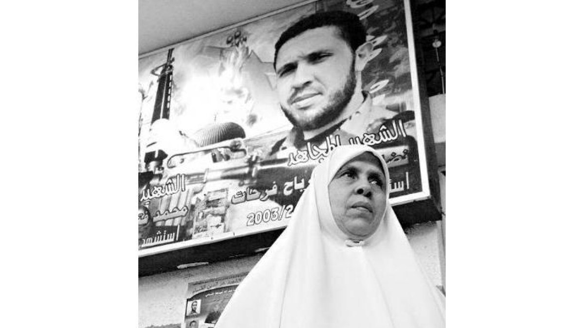 Um Nidal, bajo la foto de sus dos hijos kamikazes