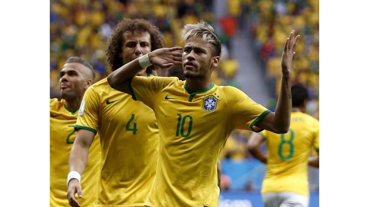 Neymar celebra el primero de sus goles, el que inició la victoria ante Camerún.