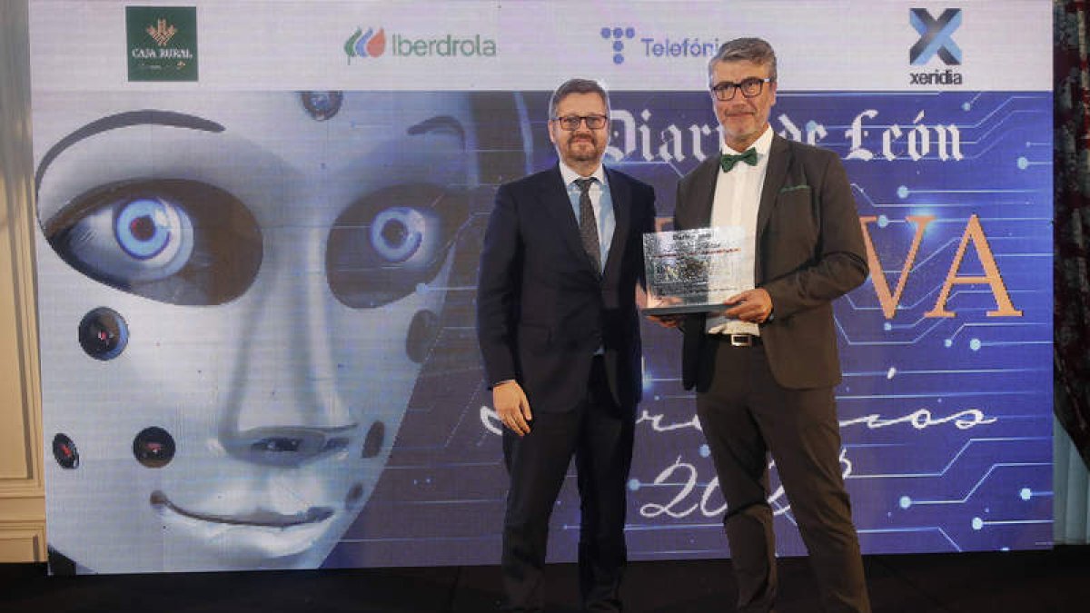 Roberto Vidal, CEO de Xeridia, entrega el premio TIC a José Antonio Cascallana. ramiro