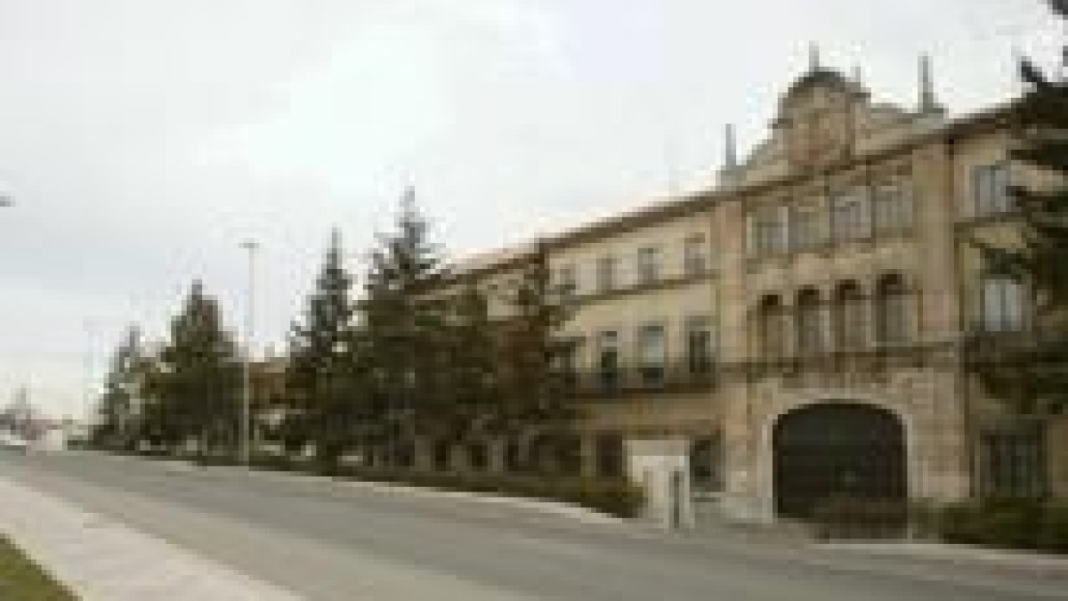 Imagen exterior del viejo cuartel de San Marcelo, cuyos terrenos venderá Defensa para levantar pisos