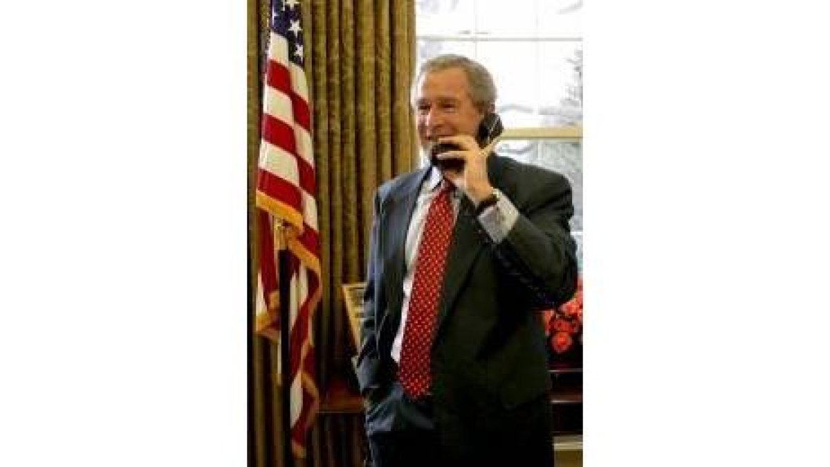 El presidente norteamericano habla por teléfono en su despacho