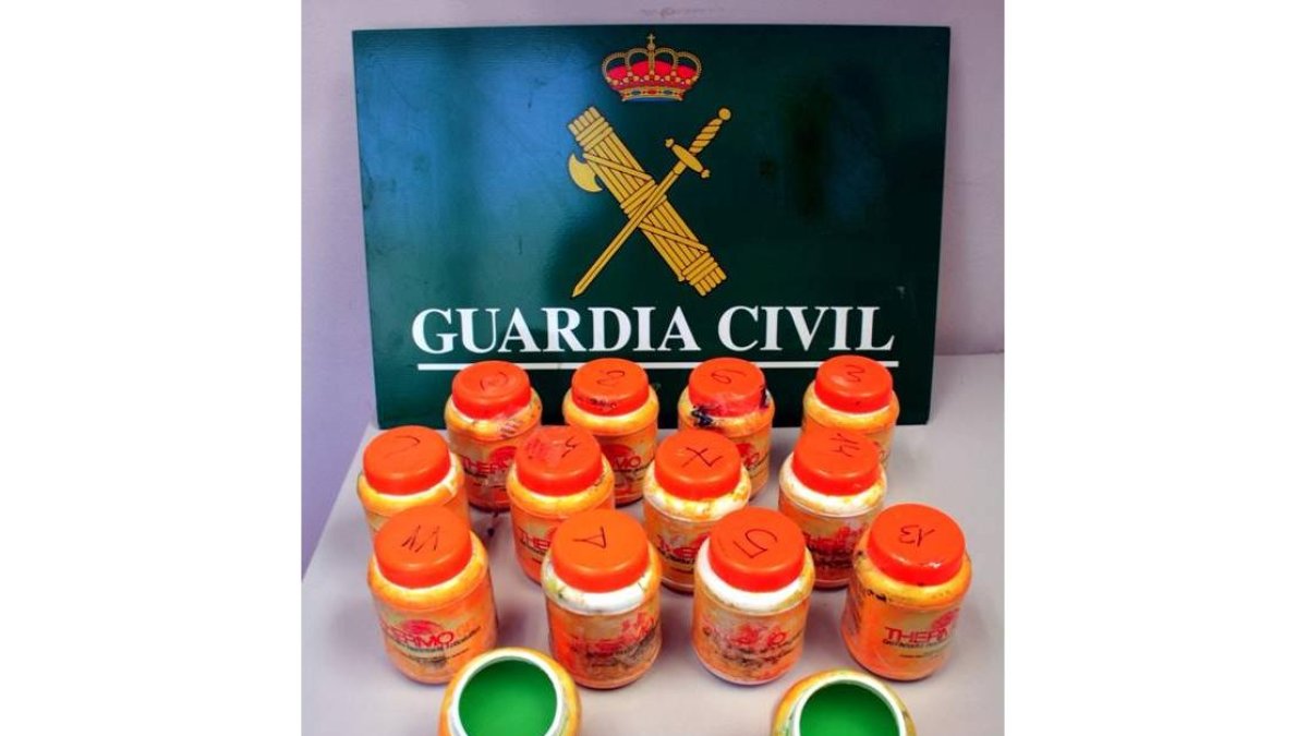 Botes de plástico con el gel reductor utilizado para obtener cocaína incautados por la Guardia Civil.