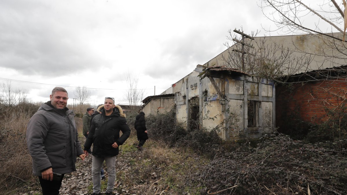 Iván Alonso y el responsable de patrimonio industrial de CB, Rodrigo Hompanera, junto al edificio en ruinas donde estaba el guardagujas del tren en Cuatrovientos. ANA F. BARREDO