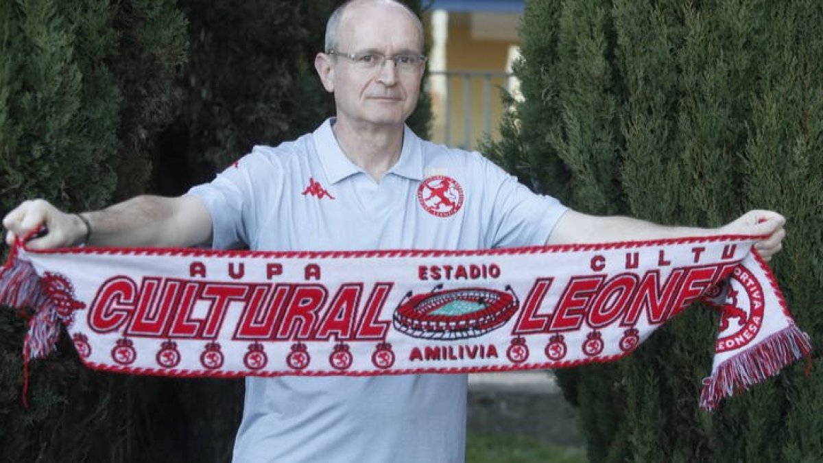 Ángel Monzú es el socio número 458 de la Cultural y no se ha perdido ni un solo partido de su equipo fuera de León, deplazándose a Ceuta y a la La Línea de la Concepción. RAMIRO