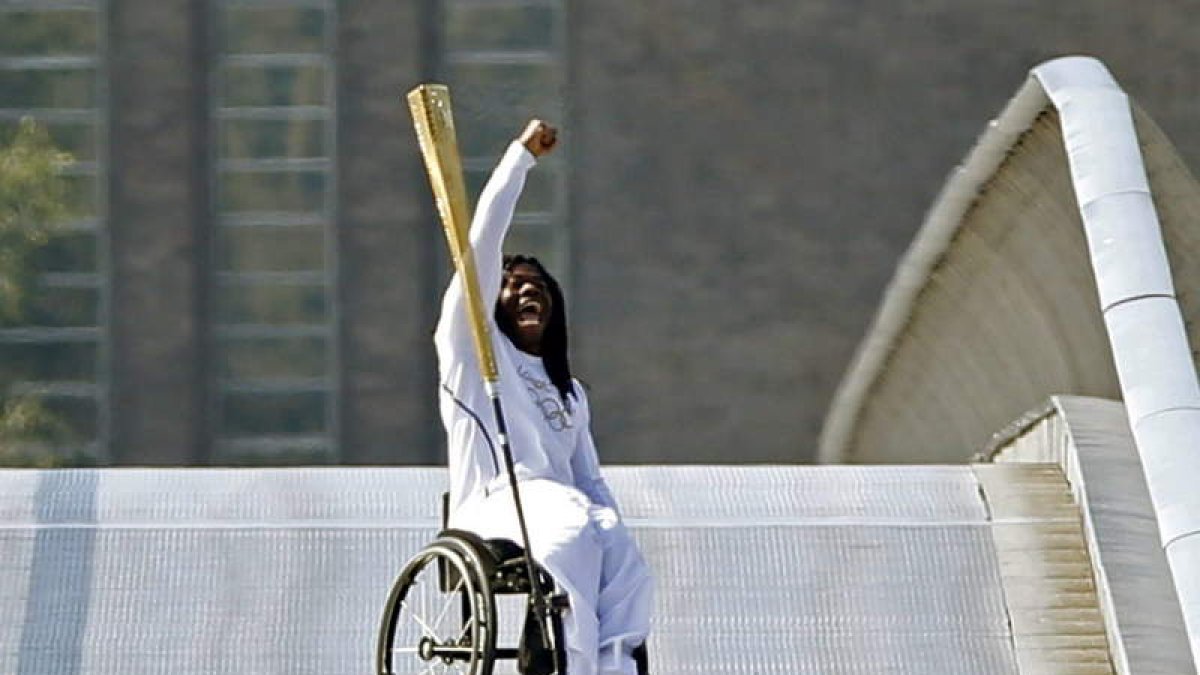 El paralímpico Adepitan, durante el paso de la antorcha olímpica por el londinense Puente del Milenio.