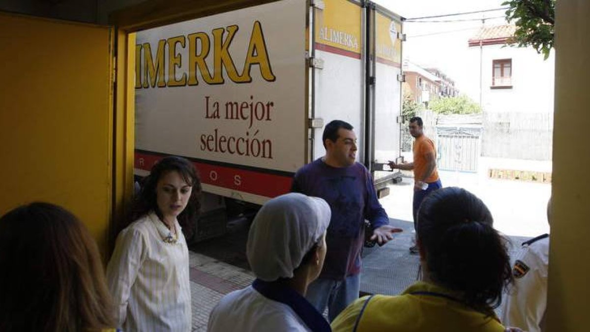 Alimerka posee 13 tiendas en la capital leonesa, prevé cerrar cuatro y abrir una en San Andrés.