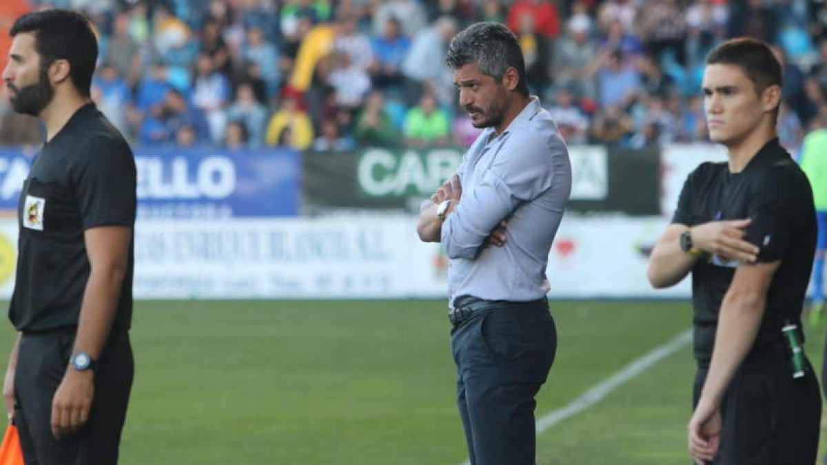 Gustavo Munúa sigue con resignación las evoluciones de sus jugadores durante el partido disputado en El Toralín. ANA F. BARREDO