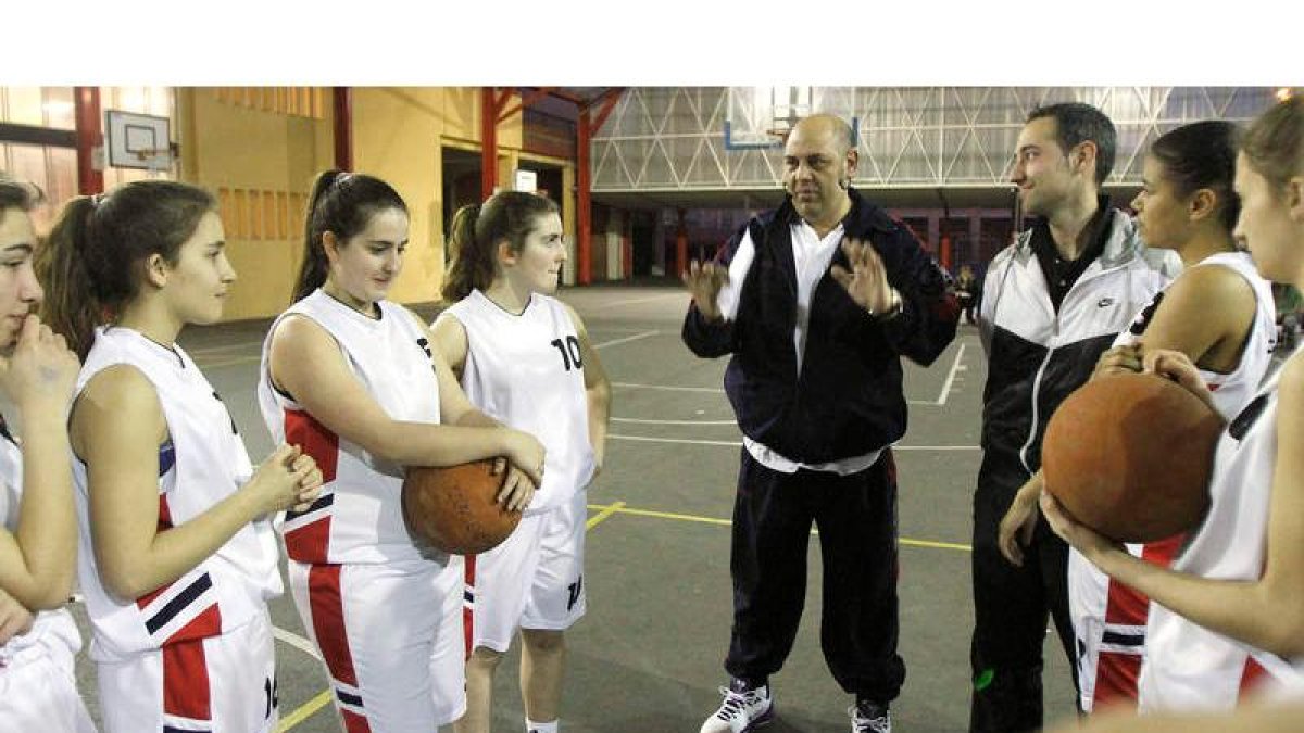El seleccionador español impartió una clase magistral a las jugadoras del Colegio Leonés.