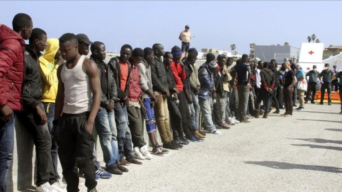 Otro grupo de inmigrantes de origen subsahariano, que fueron rescatados del Estrecho el pasado viernes.