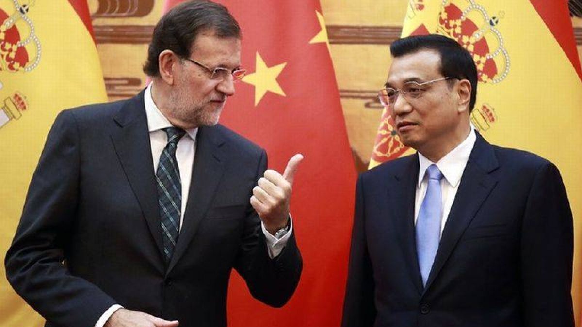 Mariano Rajoy habla con el primer ministro chino, Li Keqiang, el jueves en Pekín.