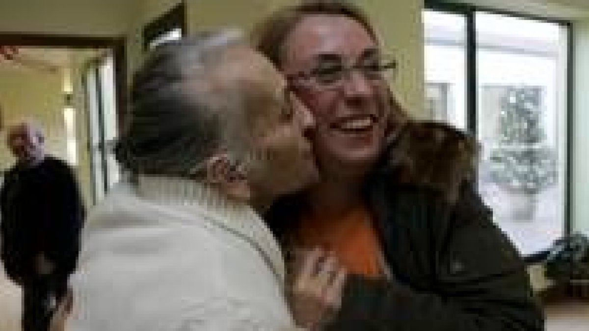 Ángeles abraza a su hija durante la visita semanal en la residencia de Huerga de Garaballes