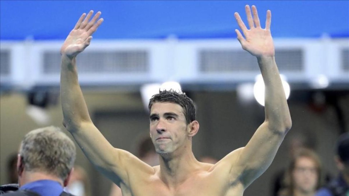 Phelps, brazos en alto, en su despedida de la natación
