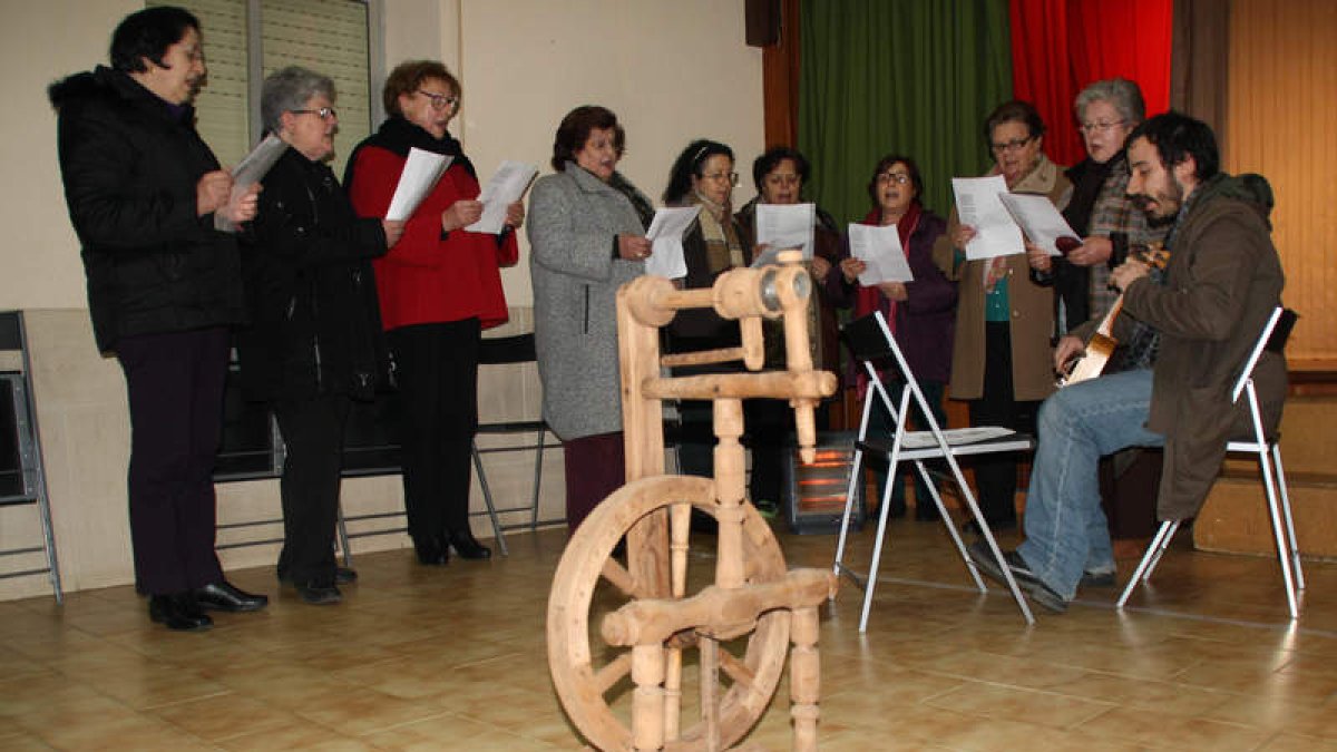 Las mujeres de San Román, cantando ‘La Lloba Parda’ junto al rabel de Fran Allegre.