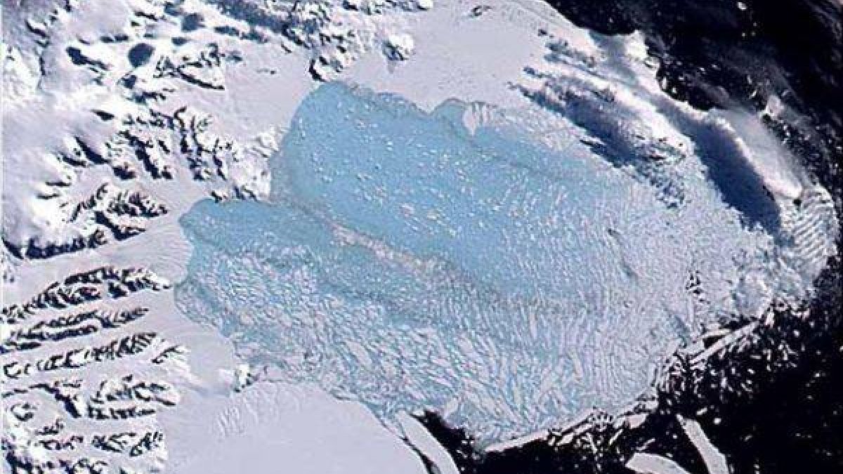 Imagen satelital de la plataforma Larsen B, repleta de icebergs donde antes había hielo compacto.