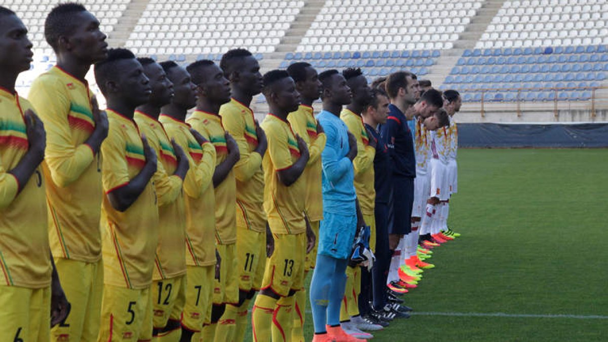 La selección de Mali volverá al césped del Reino de León esta tarde ante Catar. SECUNDINO PÉREZ