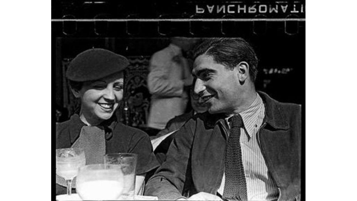 Gerda Taro y Robert Capa, en la terraza del Café du Dôme de París, retratados por su amigo Fred Stein (principios de 1936).