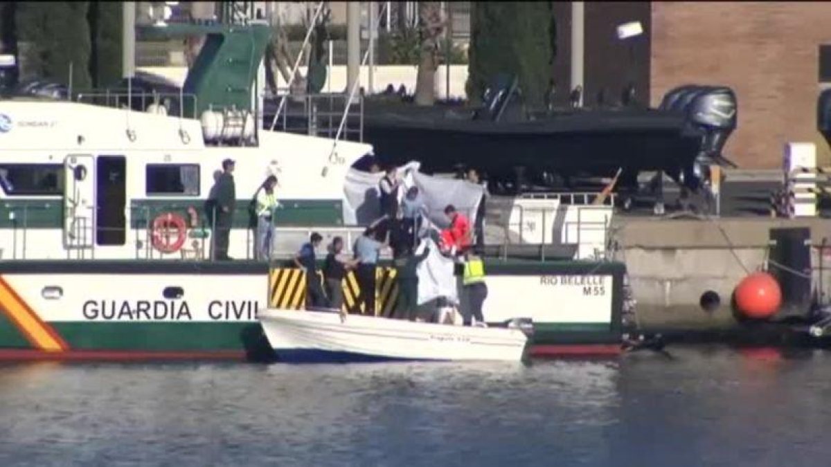 La Guardia Civil y la Policía han detenido a los dos ocupantes de la embarcación, que se habían dado a la fuga.