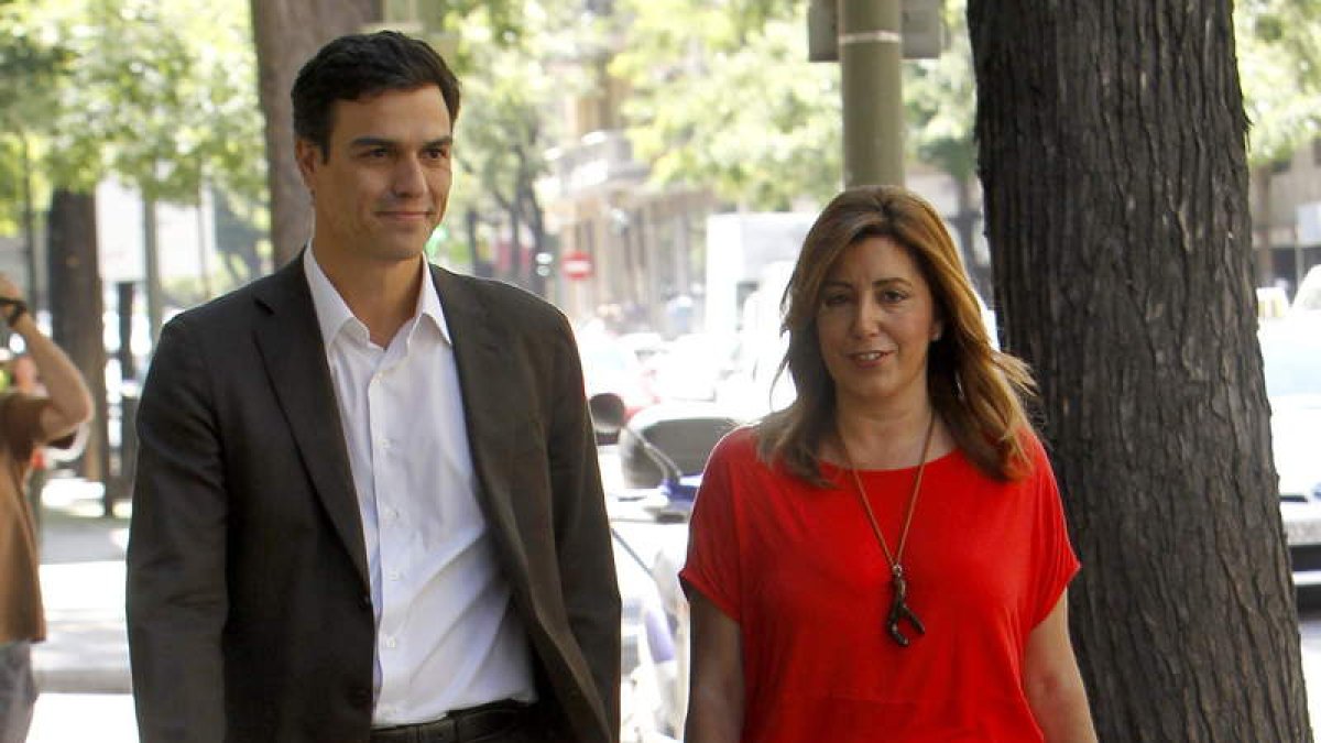 Pedro Sánchez en compañía de Susana Díaz en las cercanías de la sede del PSOE.
